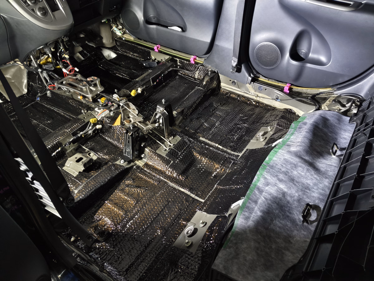 古い車の近代化改修 低グレード車をフロアの静音施工で超高級車並みの静けさに 前編