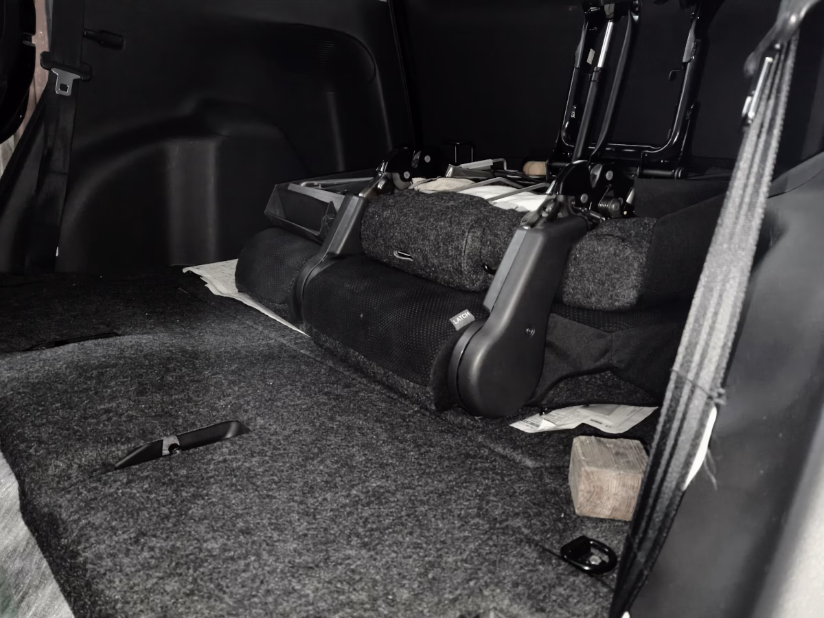 古い車の近代化改修 低グレード車をフロアの静音施工で超高級車並みの静けさに 10