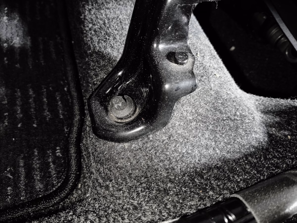 古い車の近代化改修 低グレード車をフロアの静音施工で超高級車並みの静けさに 13