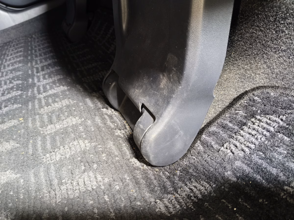 古い車の近代化改修 低グレード車をフロアの静音施工で超高級車並みの静けさに 2