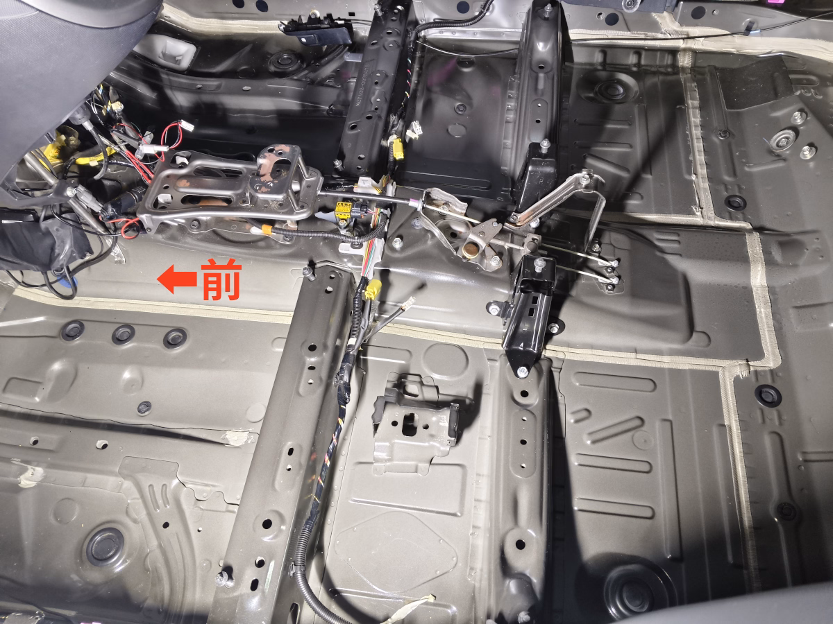 古い車の近代化改修 低グレード車をフロアの静音施工で超高級車並みの静けさに 46