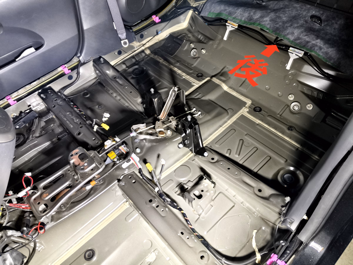 古い車の近代化改修 低グレード車をフロアの静音施工で超高級車並みの静けさに 47