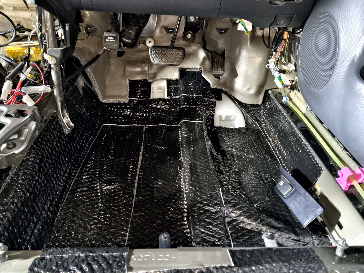 古い車の近代化改修 低グレード車をフロアの静音施工で超高級車並みの静けさに 49
