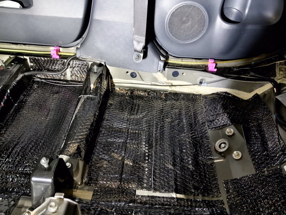 古い車の近代化改修 低グレード車をフロアの静音施工で超高級車並みの静けさに 50