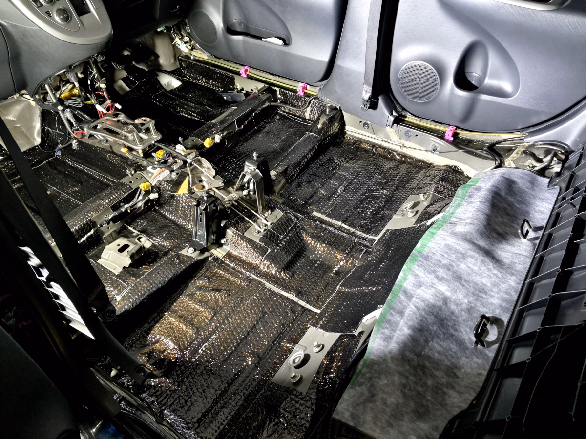 古い車の近代化改修 低グレード車をフロアの静音施工で超高級車並みの静けさに 51