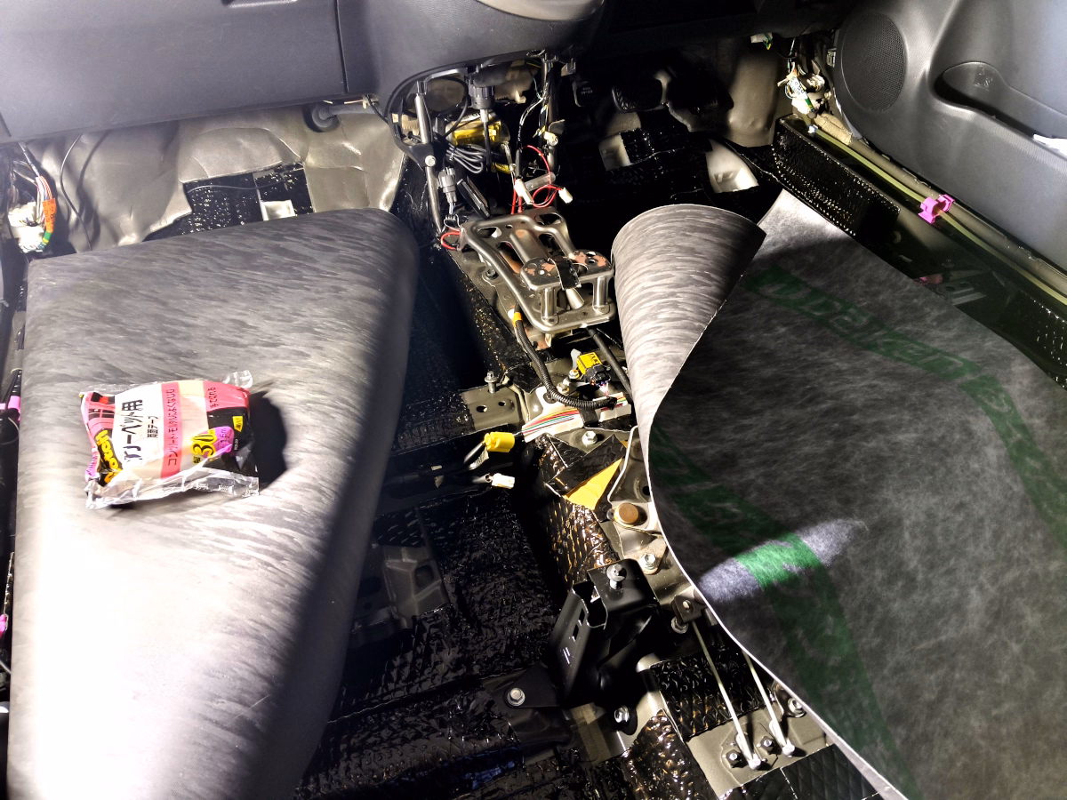 古い車の近代化改修 低グレード車をフロアの静音施工で超高級車並みの静けさに 52