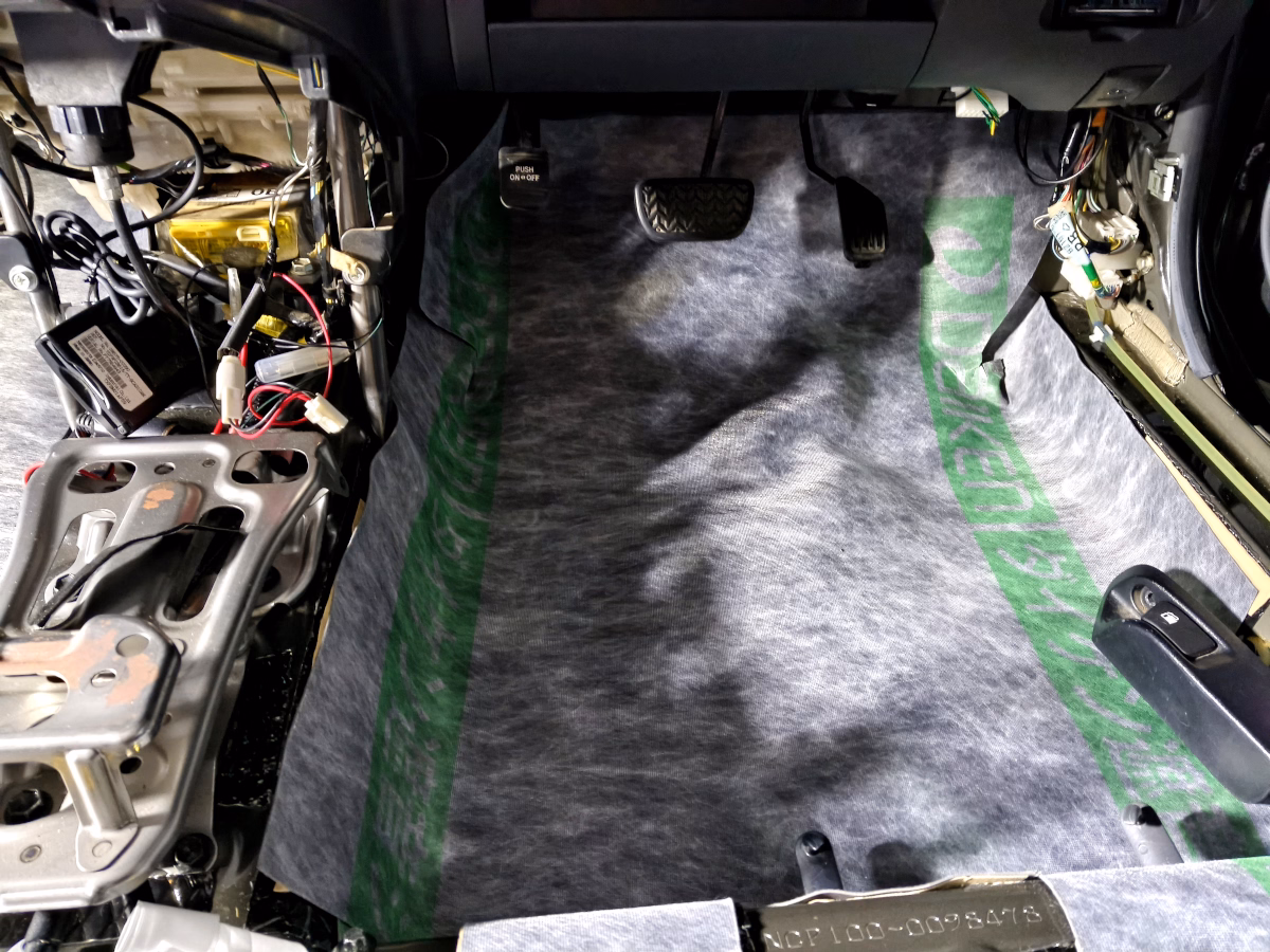 古い車の近代化改修 低グレード車をフロアの静音施工で超高級車並みの静けさに 55