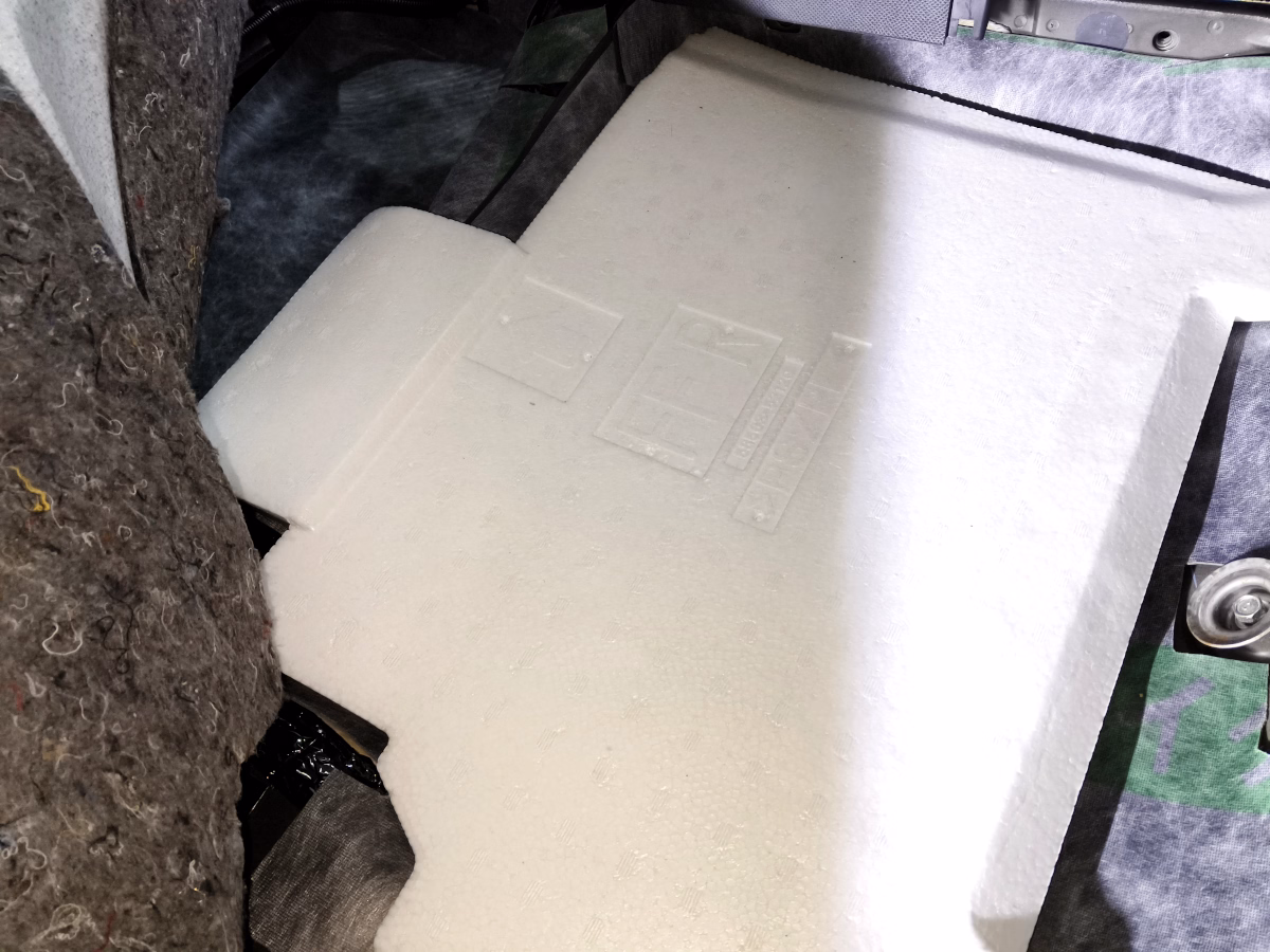 古い車の近代化改修 低グレード車をフロアの静音施工で超高級車並みの静けさに 56