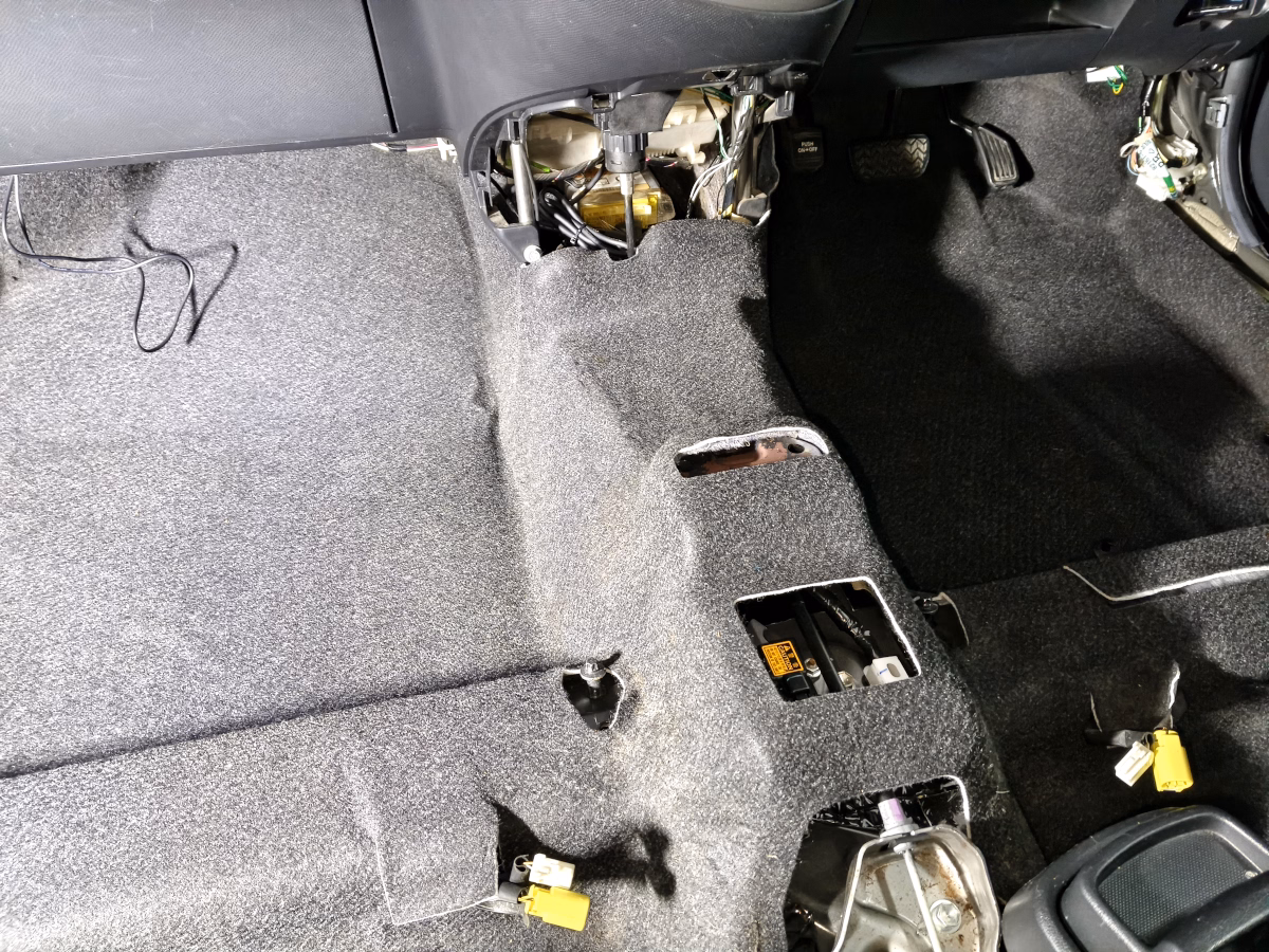 古い車の近代化改修 低グレード車をフロアの静音施工で超高級車並みの静けさに 57
