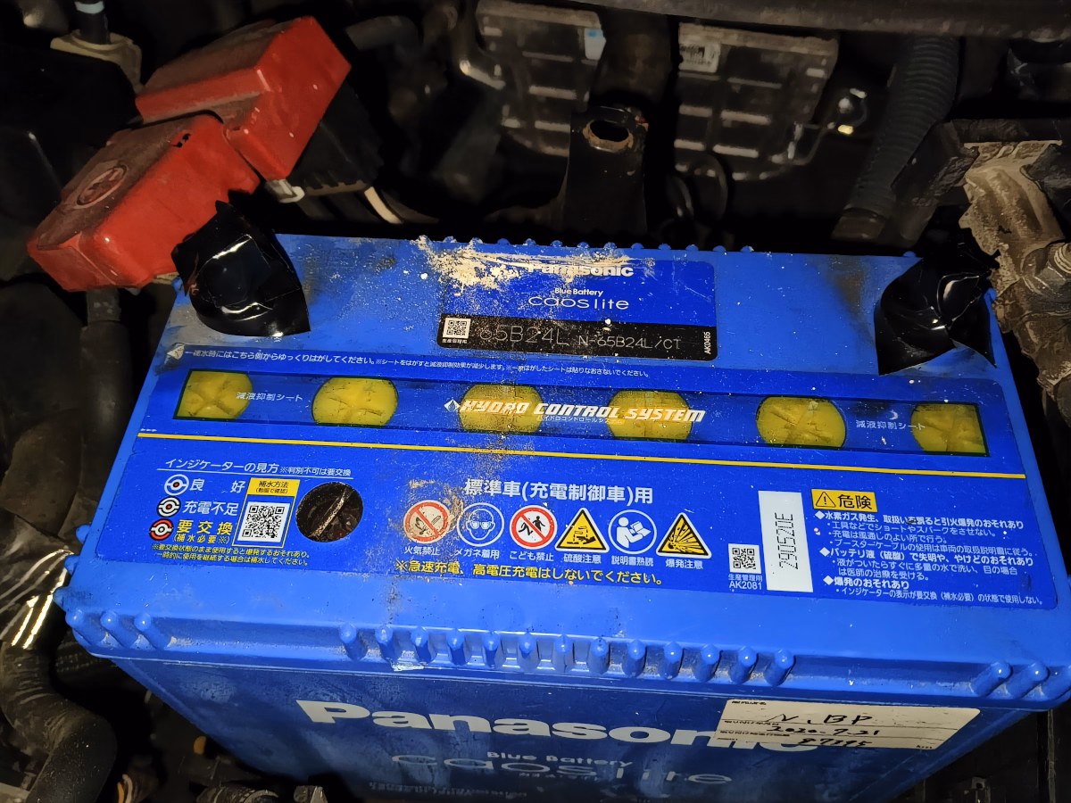 古い車の原状回復 国産車用最新バッテリー GS YUASA ECO.R Revolution (緑) に交換 11