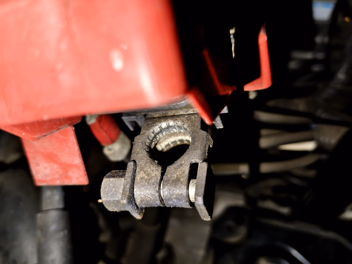 古い車の原状回復 国産車用最新バッテリー GS YUASA ECO.R Revolution (緑) に交換 15