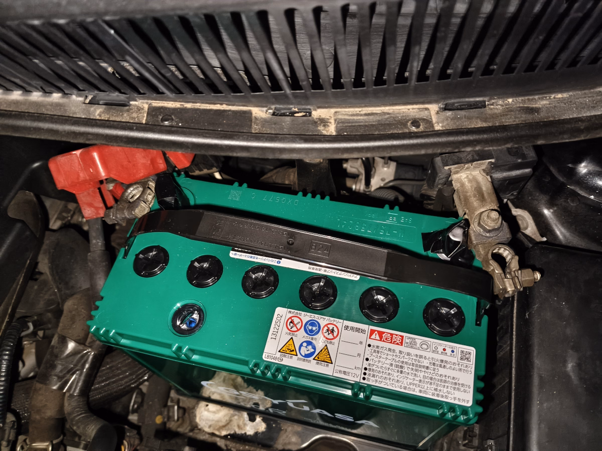古い車の原状回復 国産車用最新バッテリー GS YUASA ECO.R Revolution (緑) に交換 17