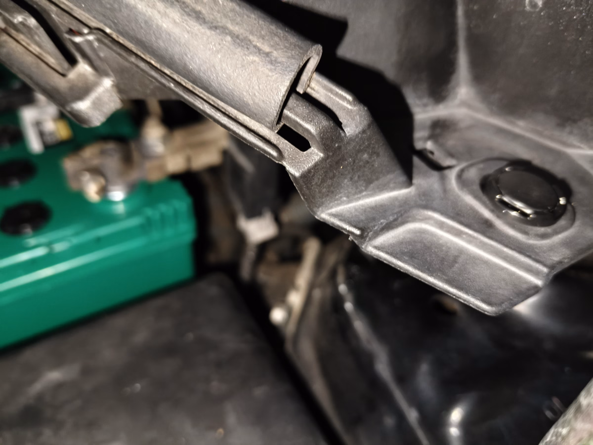 古い車の原状回復 国産車用最新バッテリー GS YUASA ECO.R Revolution (緑) に交換 27