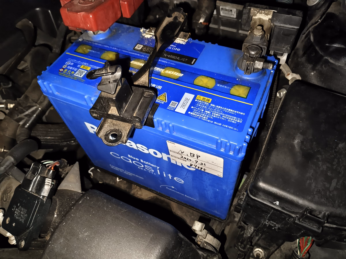 古い車の原状回復 国産車用最新バッテリー GS YUASA ECO.R Revolution (緑) に交換 5