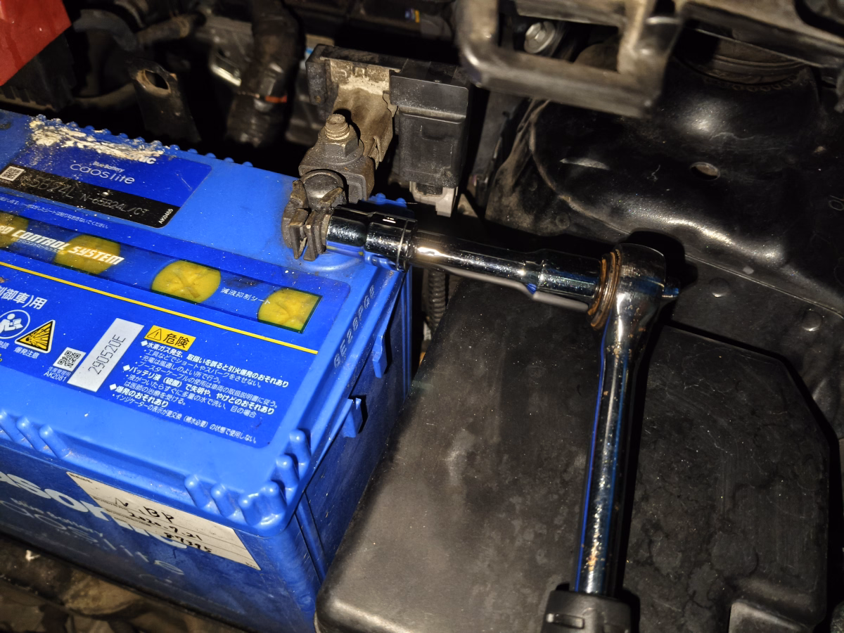 古い車の原状回復 国産車用最新バッテリー GS YUASA ECO.R Revolution (緑) に交換 8