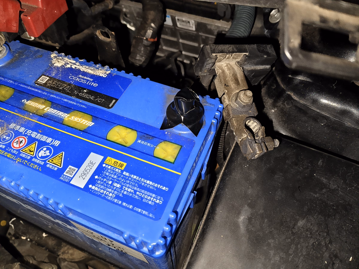 古い車の原状回復 国産車用最新バッテリー GS YUASA ECO.R Revolution (緑) に交換 9