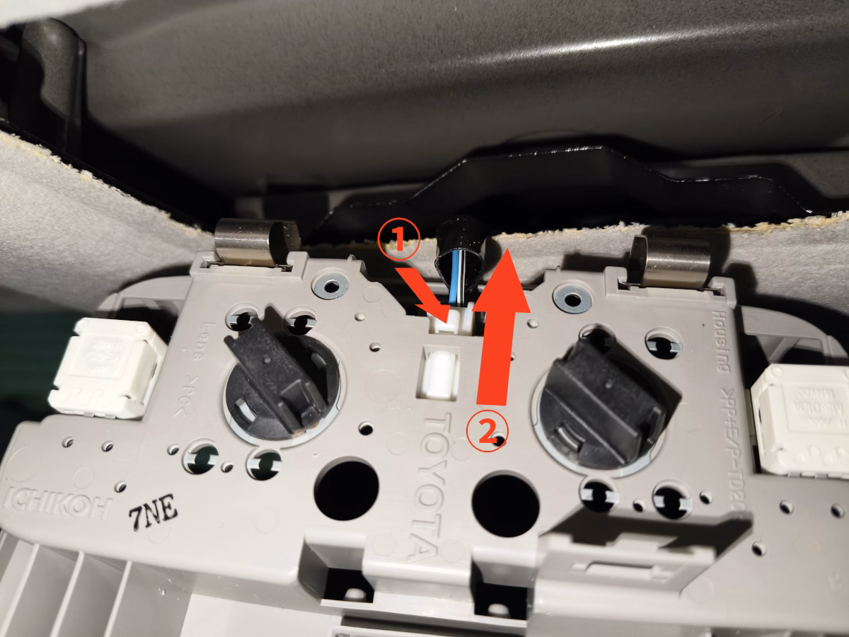 古い車の近代化改修 低グレード車のルーフを静音・断熱施工 26