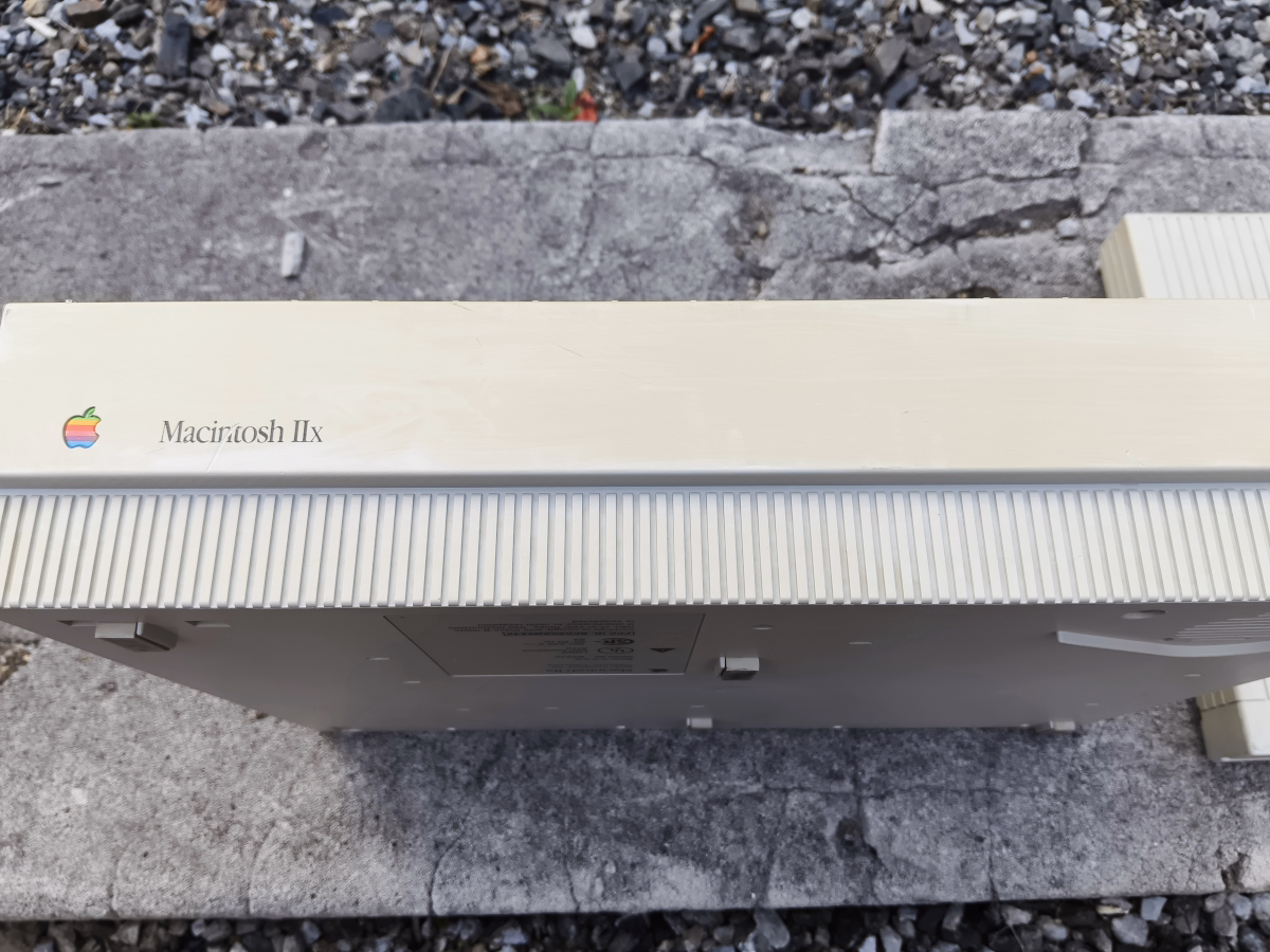 令和に蘇る昭和のMacintosh II ケースのレトロブライト 17